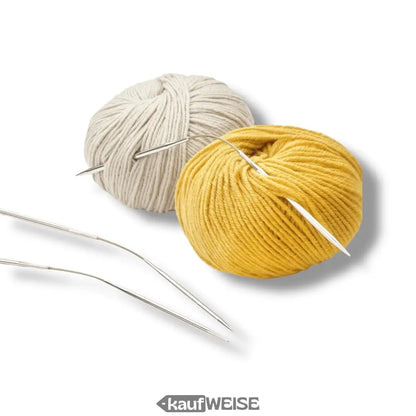 Bunte Wollknäuel mit Stricknadeln für das Addi CraSy Trio Set zum Sockenstricken