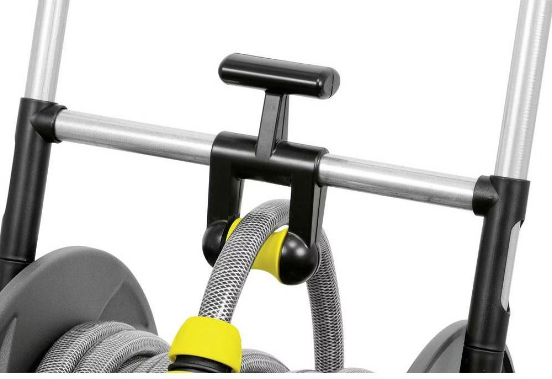 Schwarzer Kunststoffschlauchhalter an Metallstange mit grauem Schlauch und gelber Verbindung