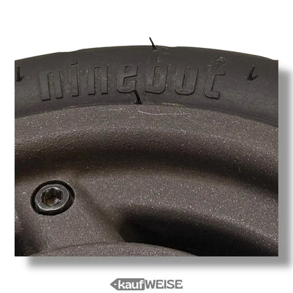Schwarzer Gummireifen mit Ninebot-Prägung, Bolzenkopf und Magnetbremse