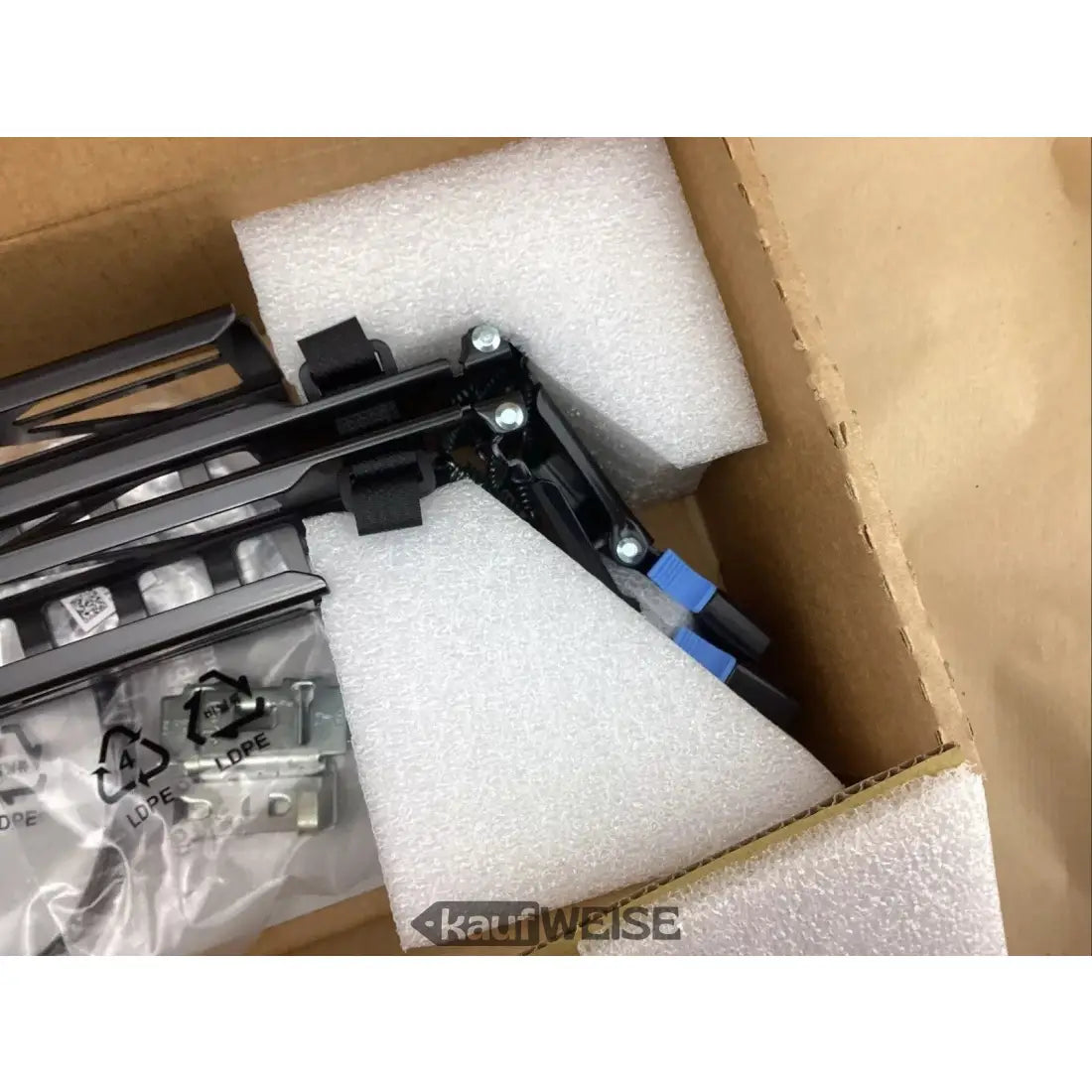 Serverrack-Schienen sicher verpackt im Karton mit Schaumstoff für Dell Kabelmanagement