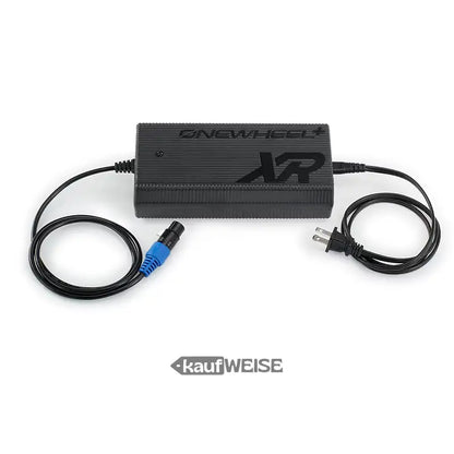 Schwarzes Onewheel XR Hypercharger Ladegerät mit Kabel und Stecker